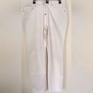 Size 16 white skinny jeans. Bundle for more savings!